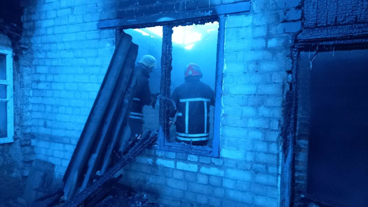 В Шевченковском районе поздно ночью случился пожар: дом выгорел полностью