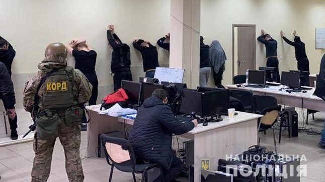 У Запоріжжі поліція зупинила роботу величезного колл-центру, в якому шахраї від імені банків крали у людей гроші, – ФОТО  