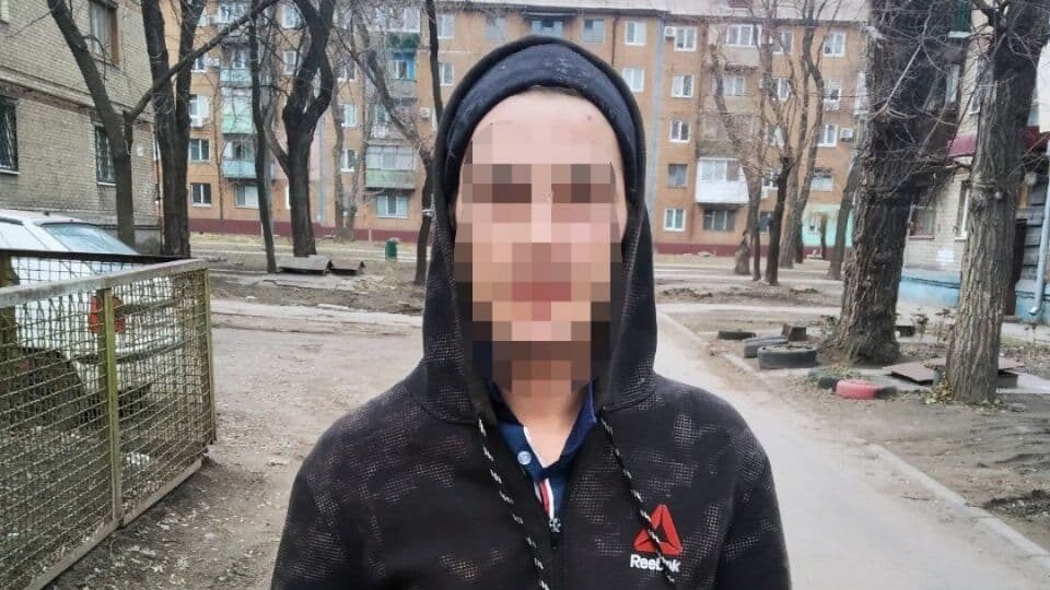 Патрульні спіймали 21-річного злочинця, який був у розшуку за крадіжку в Запоріжжі