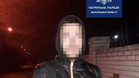 У Запоріжжі затримали чоловіка, який ховав наркотики у медичній масці, – ФОТО 