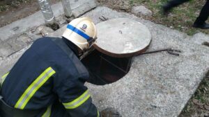 В Запорожской области пожарные спасли бездомного из горящей теплотрассы, – ФОТО