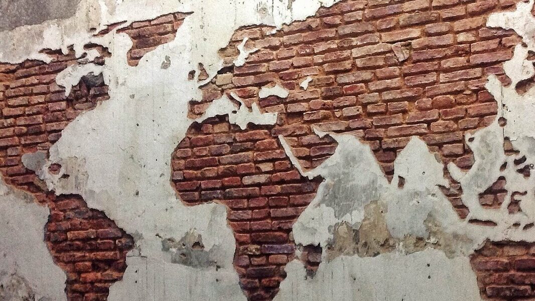 В Запоріжжі з будинку, розташованого на центральній вулиці, опадає карниз, — ФОТО
