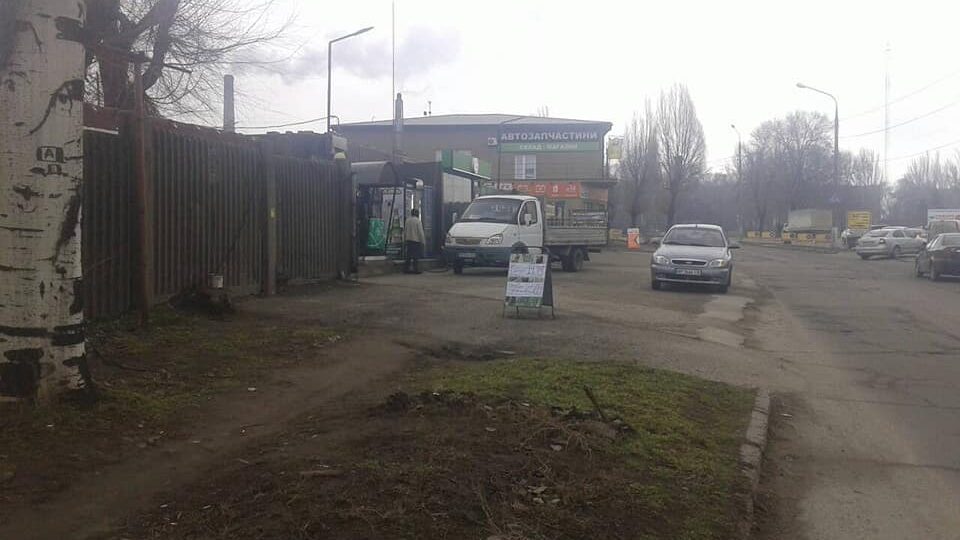 Запорожские предприниматели без разрешения разместили рекламу, которая мешала дорожному движению