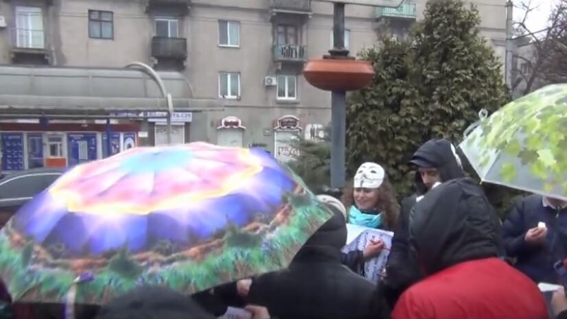 Біл Гейтс та зомбі: в Запоріжжі протестували проти COVID-19, — ВІДЕО