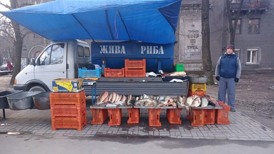 На проспекті Металургів в Запоріжжі торгували живою рибою без відповідних дозволів, — ФОТО