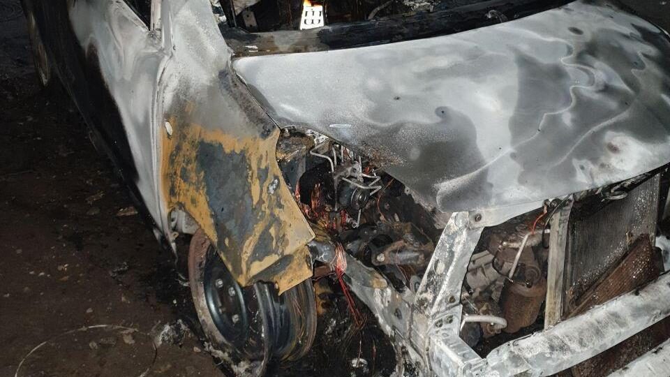 У Запоріжжі на центральному проспекті дотла згорів легковик