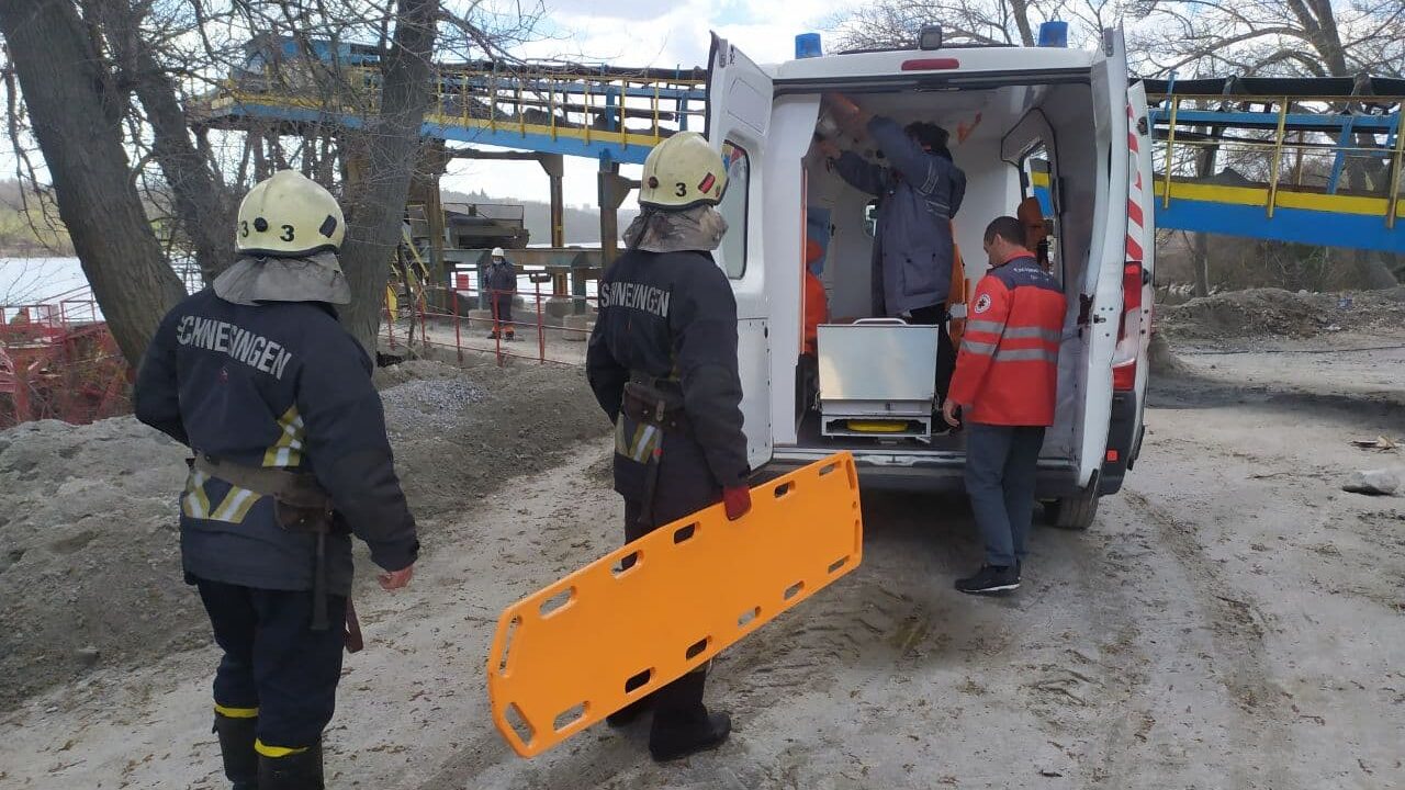 В Запоріжжі чоловік звалився у трюм баржі: знадобилася допомога рятувальників та медиків