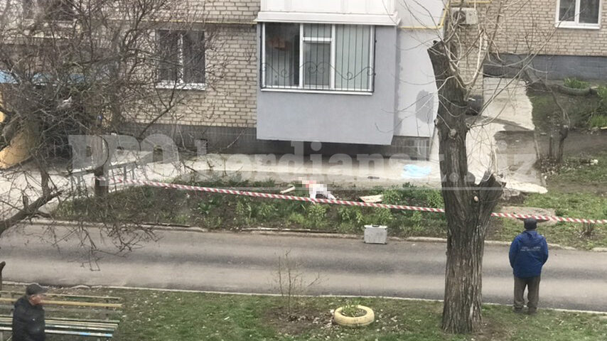 В Запорожской области мужчина порезал вены после того, как его девушка выбросилась из окна, – ФОТО