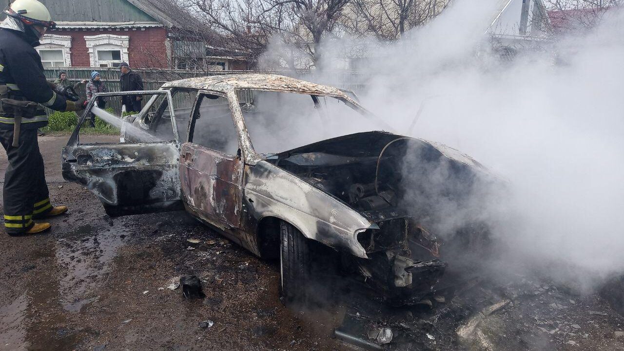 У Запорізькій області дотла згорів легковик, - ФОТО