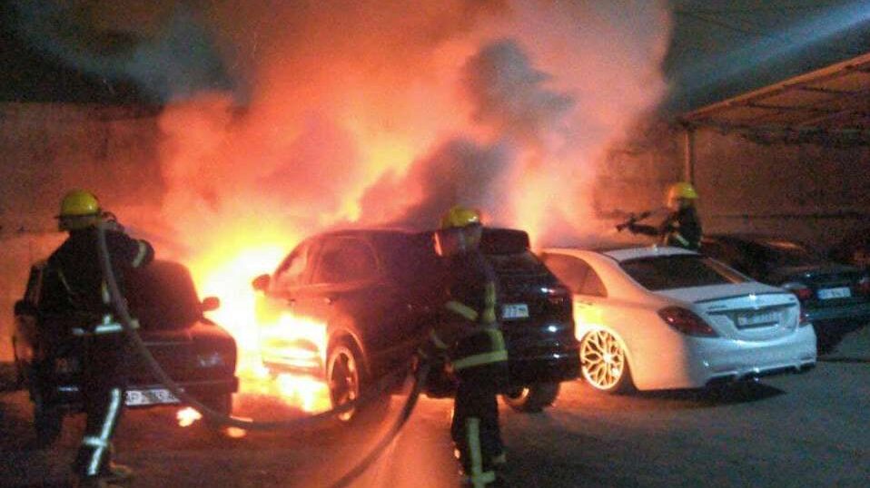 В Запорожской области ночью сгорел Porsche Cayenne и рядом припаркованное авто, - ФОТО