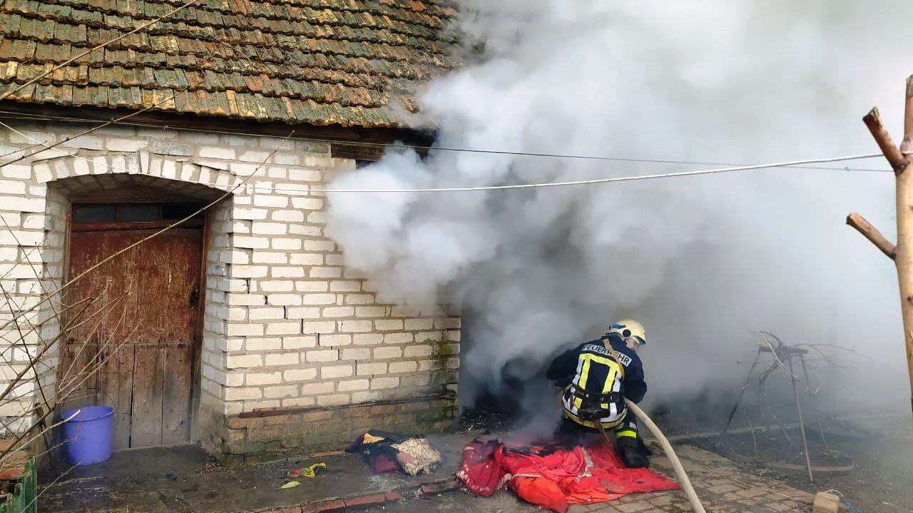 В Токмаке спасатели ликвидировали пожар в частном жилом доме, – ФОТО