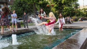 В Запорожье выпускники устроили купания в городских фонтанах, - ФОТО