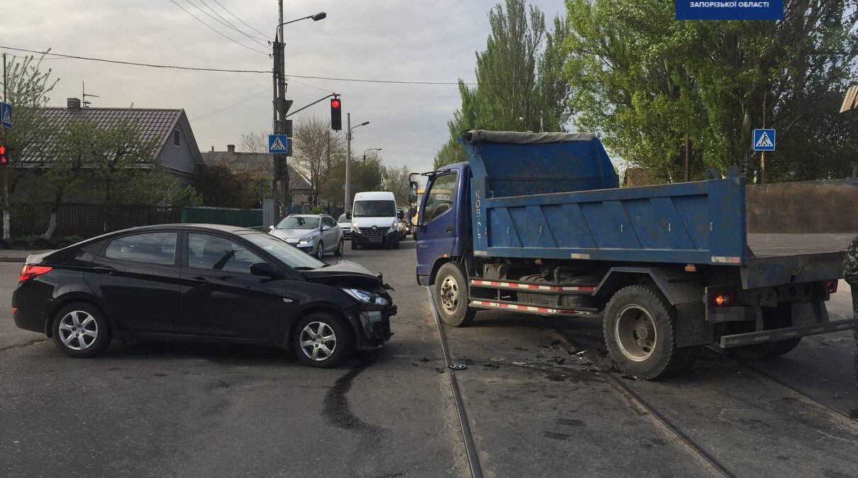 У Запоріжжі п’яний водій легковика протаранив вантажівку, – ФОТО 