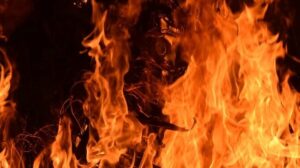 В центре Запорожья горела квартира в одной из многоэтажек: бойцы ГСЧС спасли мужчину