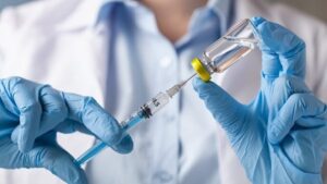 Запорожцам начали делать вторую прививку от COVID-19