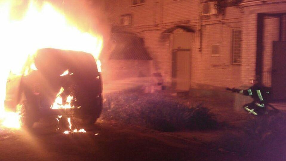 В Мелитополе горела иномарка: причина пожара пока неизвестна, — ФОТО