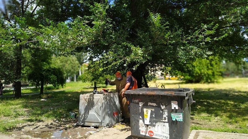 У Запоріжжі підпалюють і крадуть сміттєві контейнери