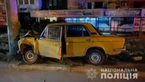 Вночі в Запоріжжі водій влетів в електроопору: загинула жінка
