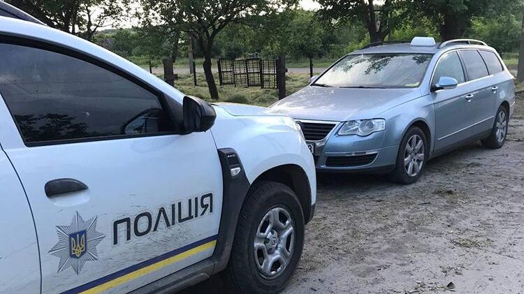 Під Запоріжжям п'яний таксист залишив в машині поліцейських хабар