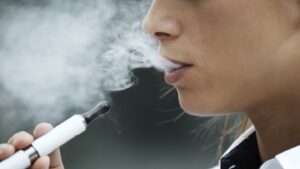 Вчені: заборона ароматизованих рідин для вейпінгу підштовхує підлітків до звичайних сигарет