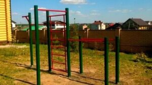 Мальчик в Мелитополе упал с турника: ребенок получил травму позвоночника