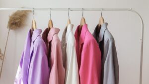 Преимущества и недостатки женских летних костюмов с синтетикой