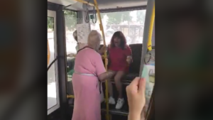 В Запорожье пенсионерка набросилась на женщину, которая не захотела надевать медицинскую маску, – ВИДЕО