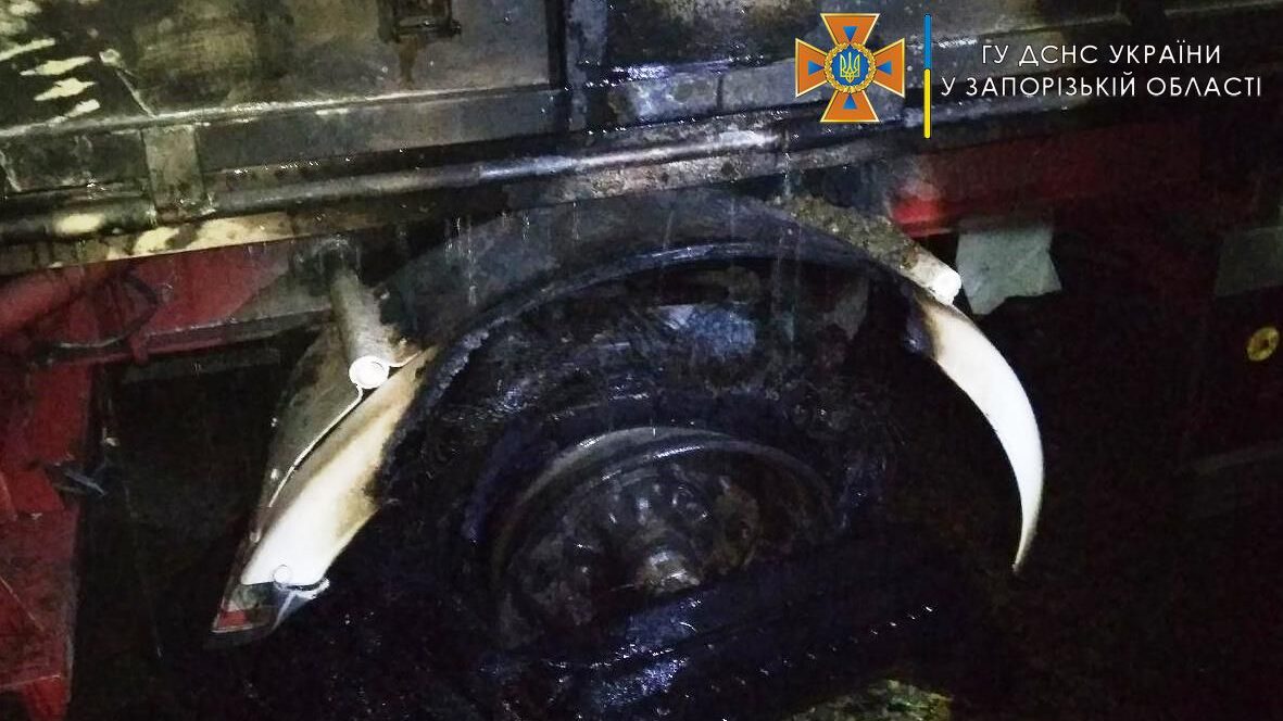 Вночі в Запорізькій області під час руху загорілася фура