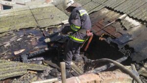В Бердянске в частном доме произошел пожар: возгорание началось с крыши