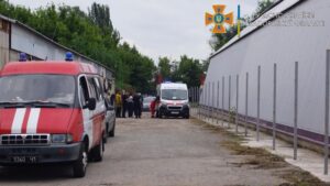 На запорожском складе из-за горючих жидкостей произошел пожар: троих людей госпитализировали с места происшествия, — ФОТО