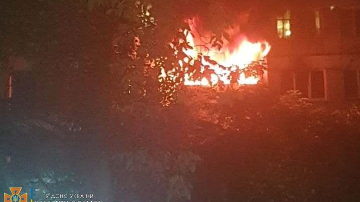 В Запорожье горела квартира в многоэтажке: травмировалась женщина, двоих детей - эвакуировали, — ФОТО