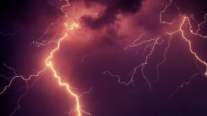 У Запоріжжі блискавка вдарила в телевежу: деякі райони залишилися без зв'язку та інтернету