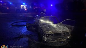 У Запоріжжі вночі згорів легковик, - ФОТО