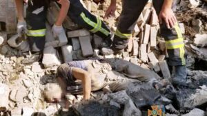  Медики розповіли, які травми отримав чоловік, якого привалила цегляна стіна в Запоріжжі 