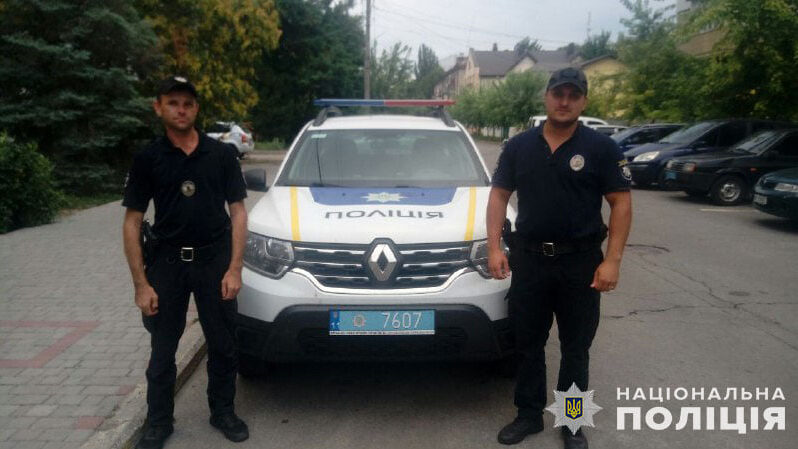 Дитина потребувала допомоги: бердянські правоохоронці допомогли дістатися до лікарні родині з Дніпра