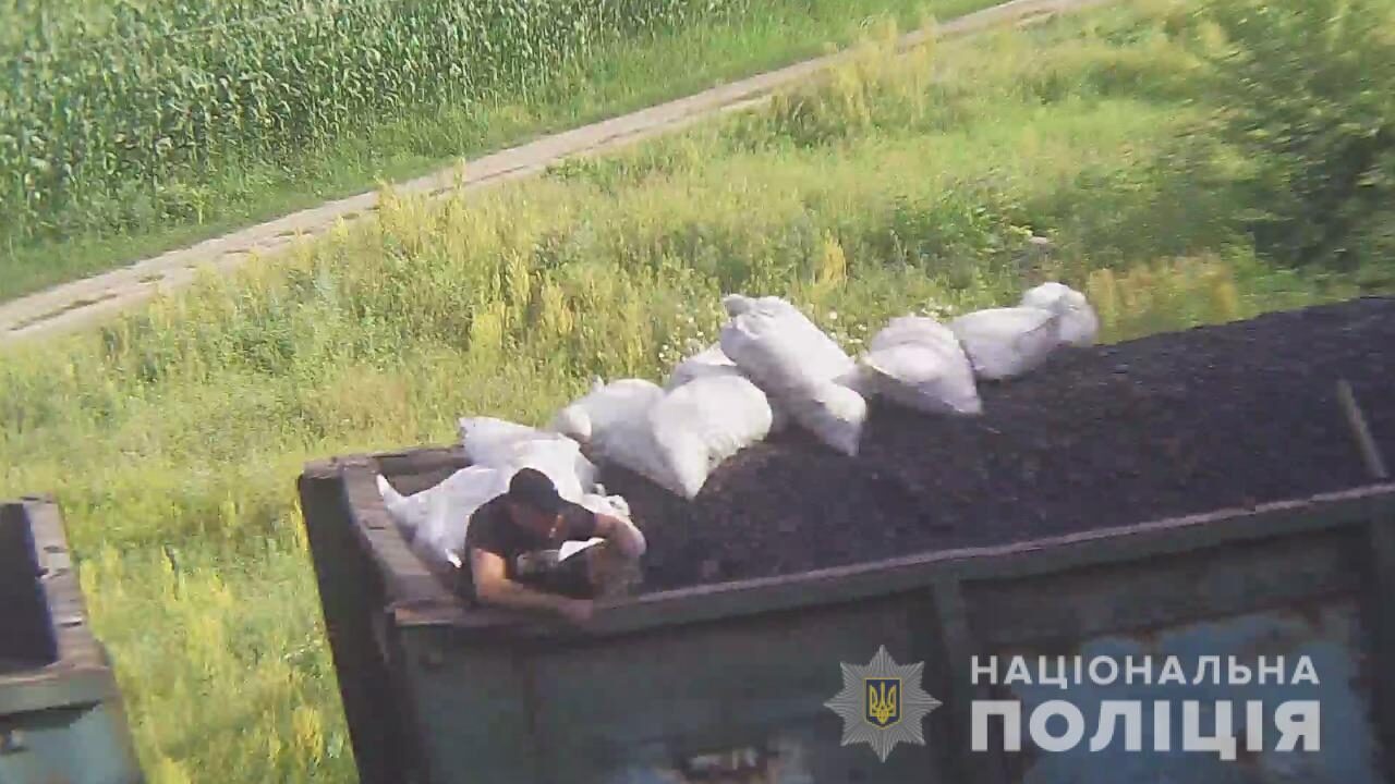 За день от 5 до 30 тонн: в Запорожской области преступная организация обворовывала грузовые поезда, — ФОТО