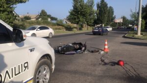 На запорожском курорте водитель легковушки сбил мопедиста: у пострадавшего серьезная травма, - ФОТО