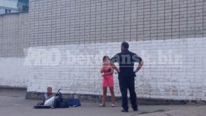 На запорізькому курорті п'яна жінка на очах у своєї дитини вдариила пенсіонерку пляшкою