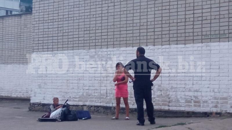 На запорізькому курорті п'яна жінка на очах у своєї дитини вдариила пенсіонерку пляшкою