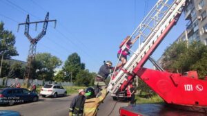 В Запорожье женщина выпала с 9-го этажа: бойцы ГСЧС спасли ей жизнь, - ФОТО