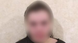 У Запорізькій області 25-річна дівчина побила поліцейського