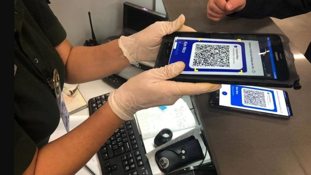 В Украине пограничники начали проверять COVID-сертификаты по QR-кодам