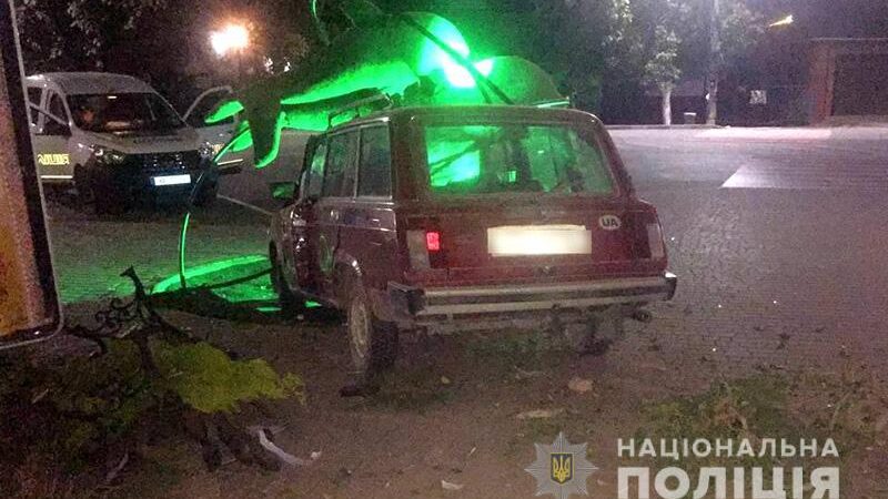 На запорожском курорте пьяный водитель снес скульптуру и ряд уличных объектов
