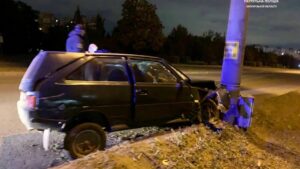 В Запорожье ночью пьяная женщина за рулем авто влетела в электроопору