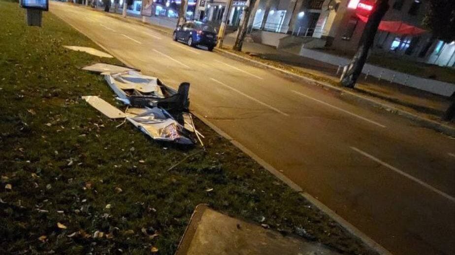 В Запорожье водитель легковушки снес ситилайт, и на встречке влетел в микроавтобус
