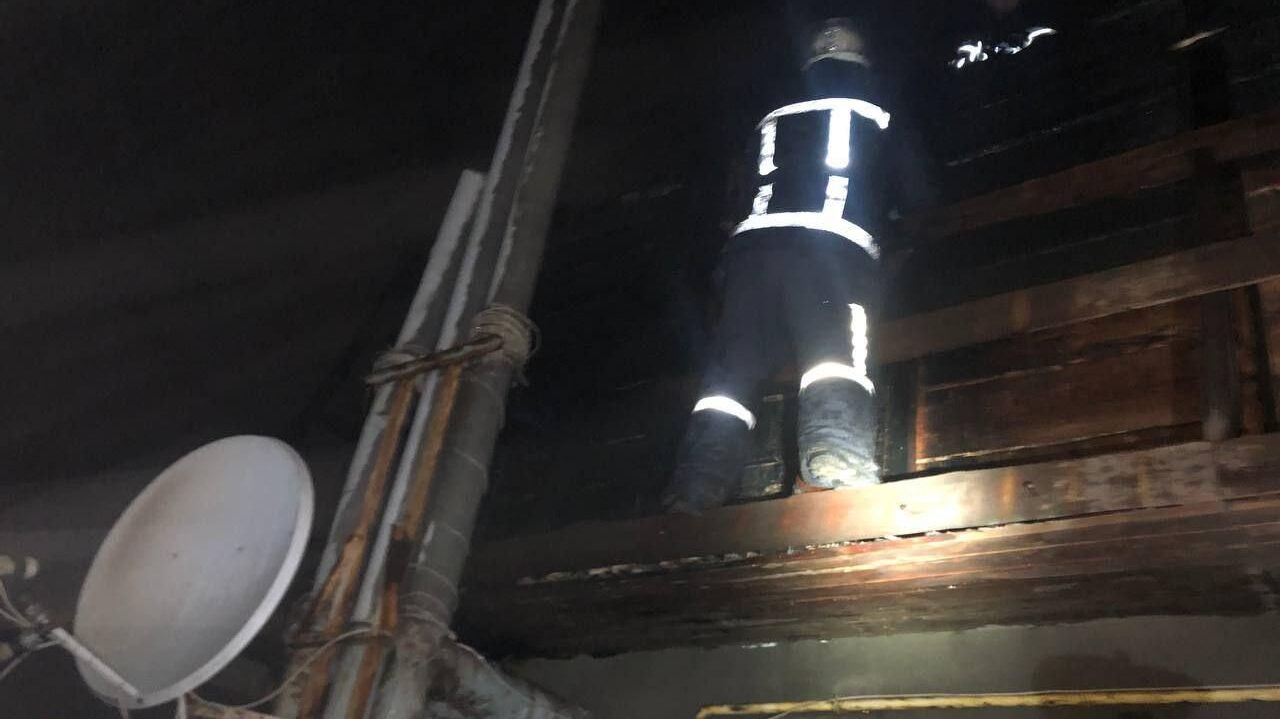 В двухэтажном доме в Коммунарском районе Запорожья произошел пожар - на месте работали спасатели
