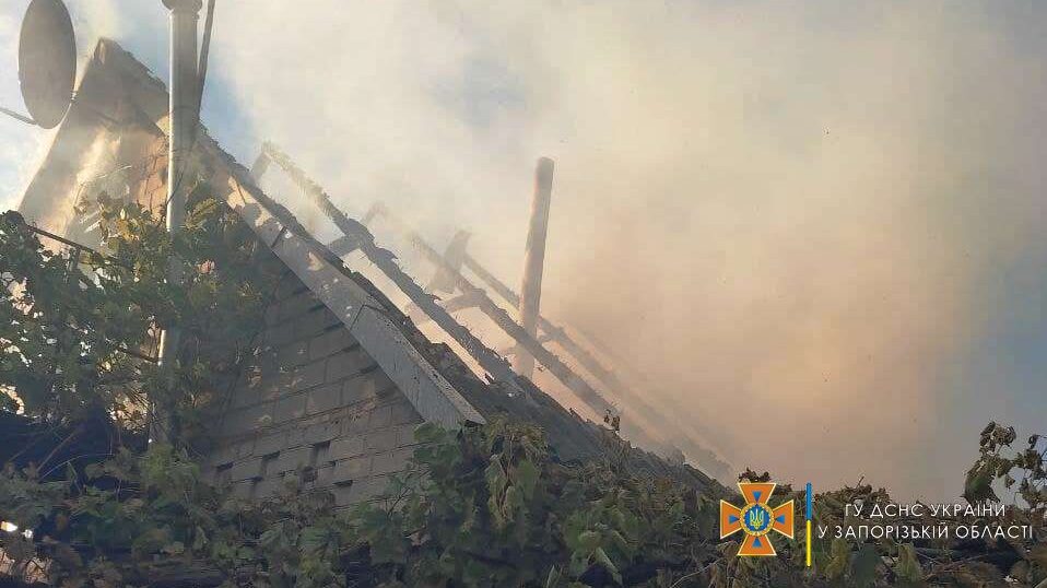 В Запорожском районе десяток спасателей тушили крупный пожар в частном доме, — ФОТО