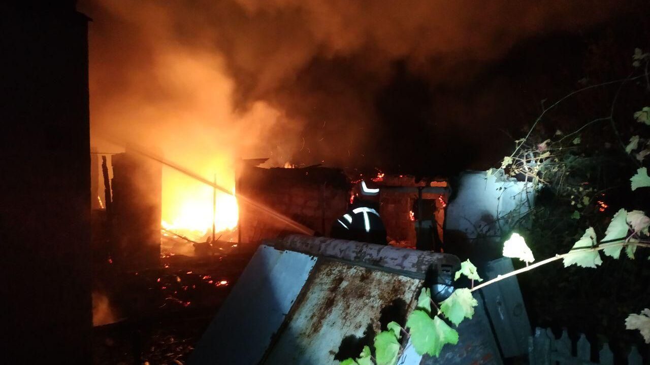 В Бердянском районе в частном доме произошел крупный пожар: спасатели почти 3 часа тушили огонь, — ФОТО