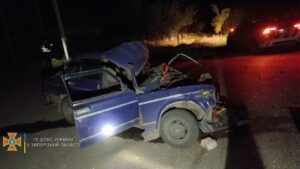 В Запорізькій області легковик врізався у вантажівку: водія довелося витягати рятувальникам, — ФОТО