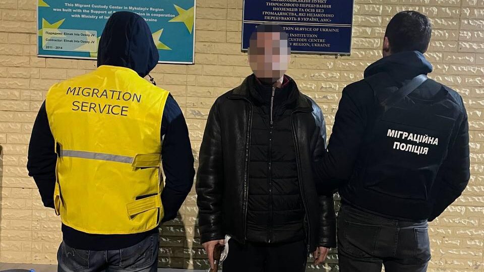 У Запоріжжі поліцейські допомогли видворити з країни «кримінального» іноземця
